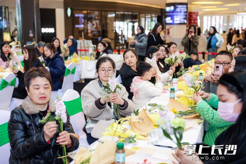 砂之船奥特莱斯邀请女性会员制作花束。