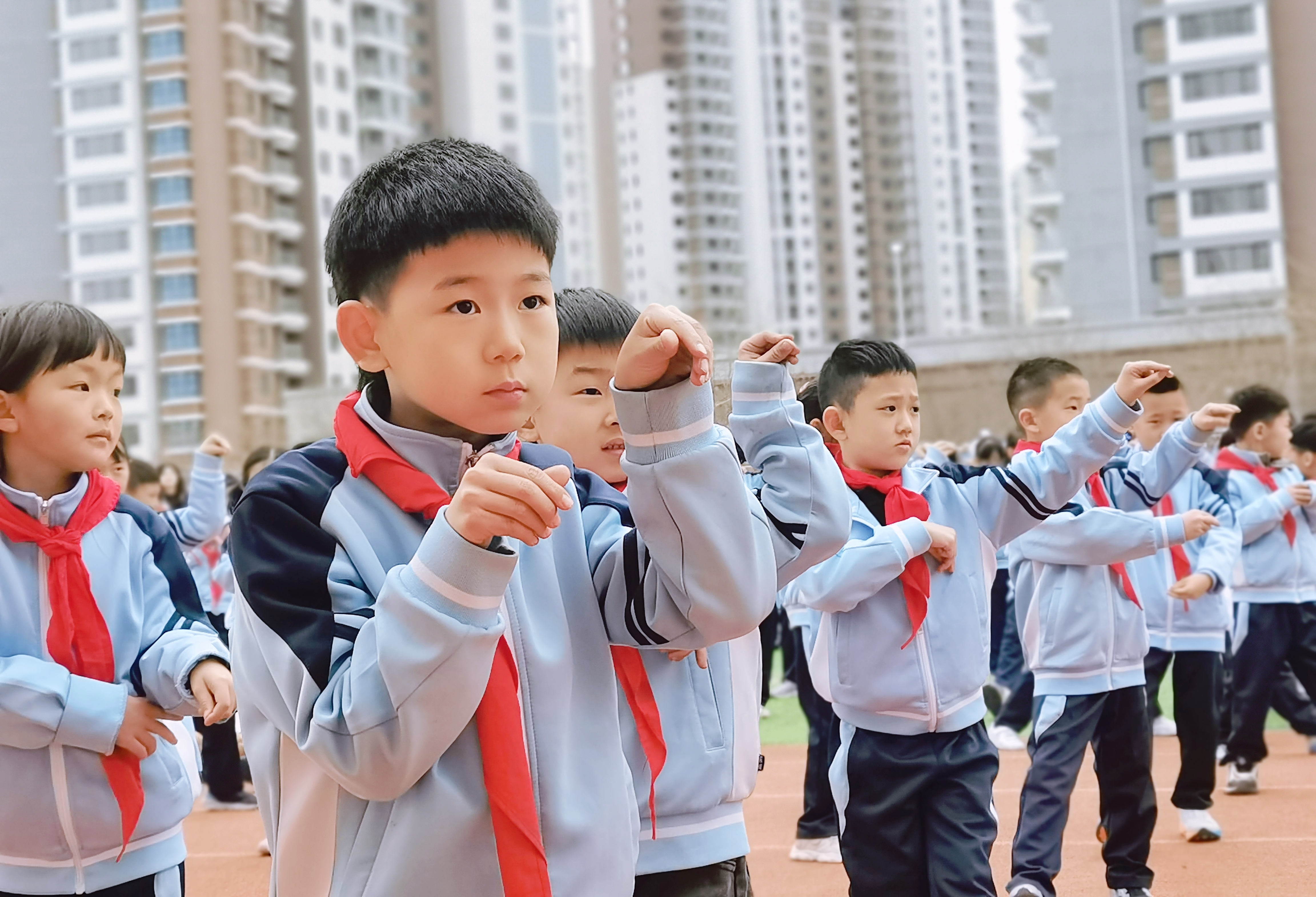 崂山区新时代文明实践中心开展“探秘螳螂拳 传承非遗魂”崂山非遗螳螂拳文化“两创”进校园活动