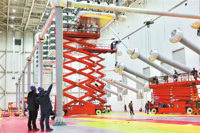 “陇电入鲁”工程已进入设备验收和调试阶段。近日，国网甘肃超高压公司&plusmn;800千伏庆阳换流站运检人员有序开展直流系统验收工作。新甘肃&middot;甘肃日报通讯员　苏容