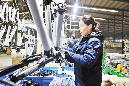 2月25日，在河北天王自行车科技有限公司生产车间，工人正忙着组装自行车。