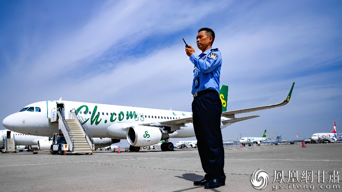 兰州边检站民警执行货机监护任务 靳文斐 摄