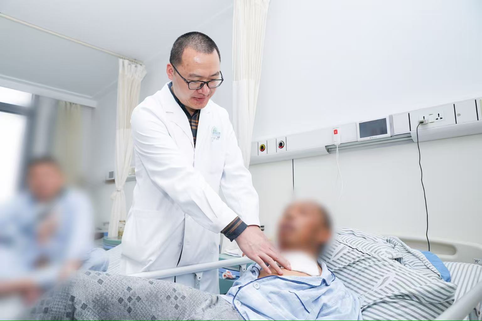 王栋副主任医师为患者查房。张鑫/摄