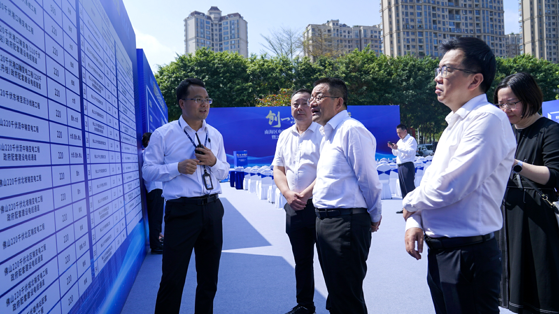 图为：活动前，南海区委书记顾耀辉详细了解电网项目建设进展。
