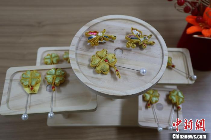 东三路社区妇女制作的手工胸针。　李一璠 摄