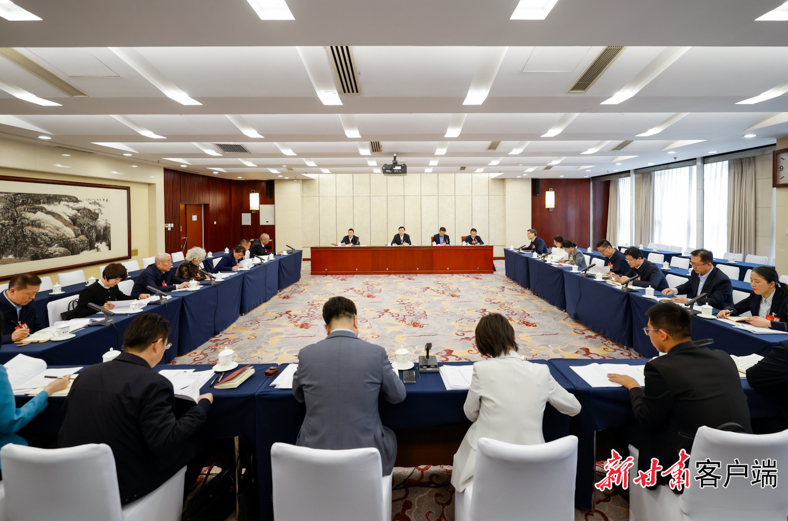 3月8日下午，十四届全国人大三次会议甘肃代表团在驻地举行小组会议，审议全国人大常委会工作报告。新甘肃&middot;甘肃日报记者　孟捷