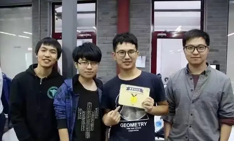 ▲ 肖弘（右二）与创业伙伴合照。