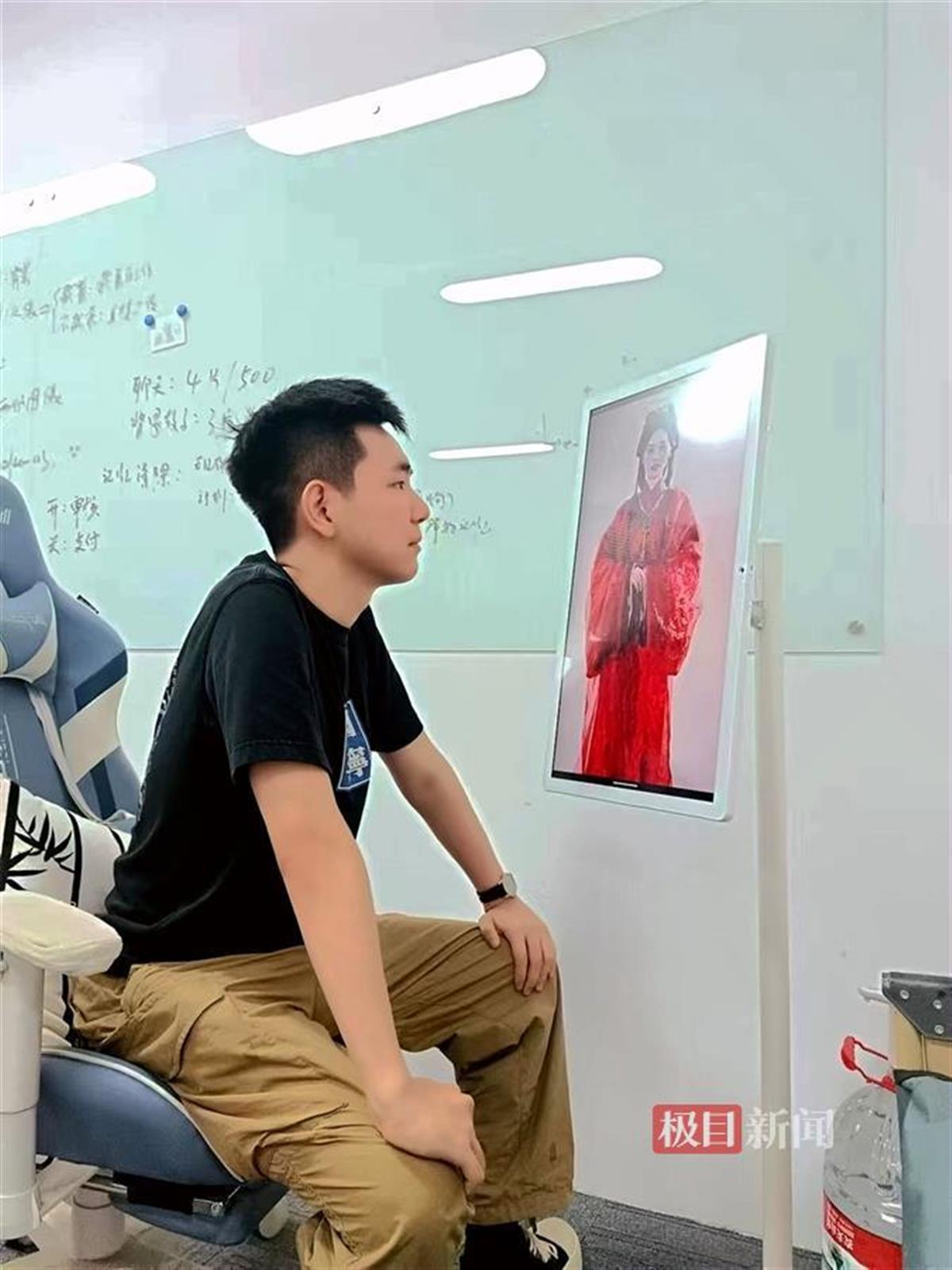 罗弼文跟公司推出的AI数字人互动(受访者供图)