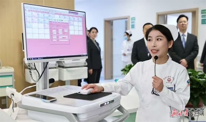 陇东区域医疗中心工作人员介绍智慧医院建设情况　新甘肃•甘肃日报通讯员　陈飞