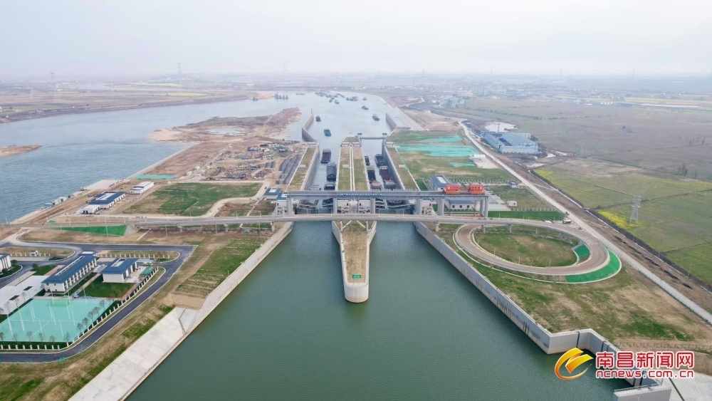 赣江南昌枢纽（主支）二期泄水闸首仓混凝土顺利浇筑