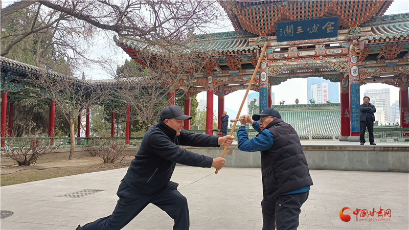 大爷把木棍耍成武器　两代人"遗"脉相承"缠"出江湖地位