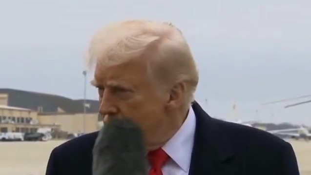 被记者将话筒怼到脸上，特朗普：她要上头条了