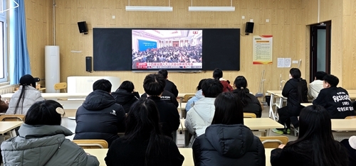 商学院主要团学干部观看全国两会直播