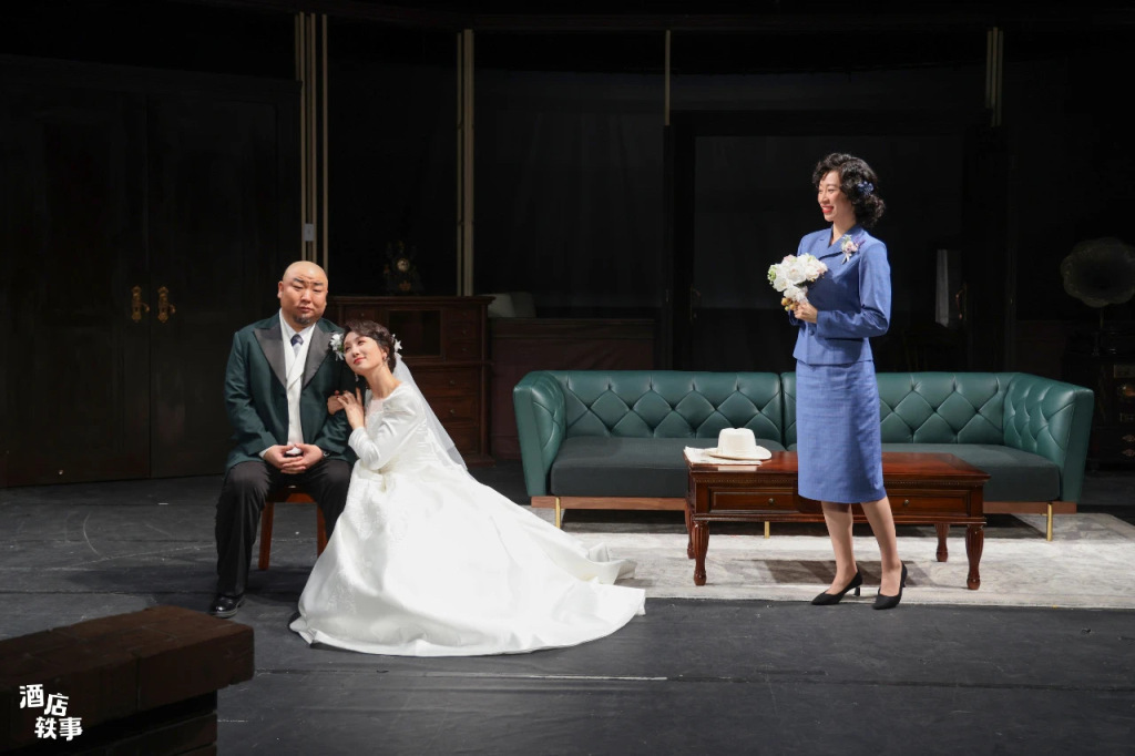 第三幕剧照　刘宸（左）出演父亲罗伊·哈伯利、柳文伊（中）出演女儿、周情云（右）出演母亲诺玛·哈伯利
