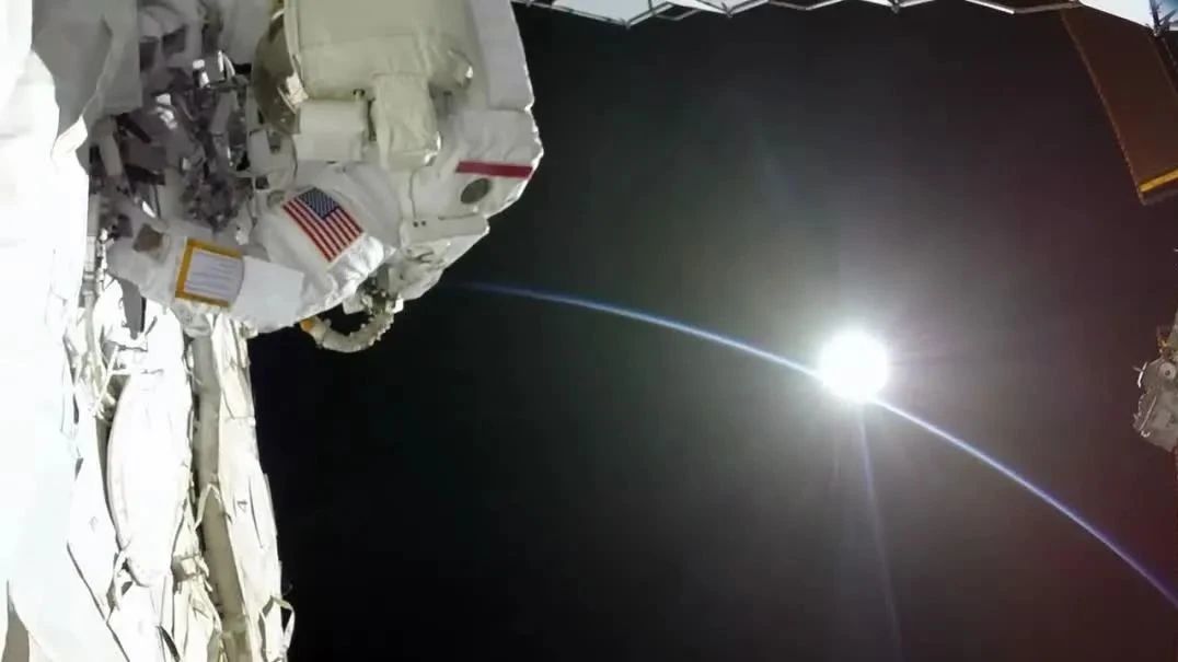 完美！这里是太空，可以看到分昼夜的线