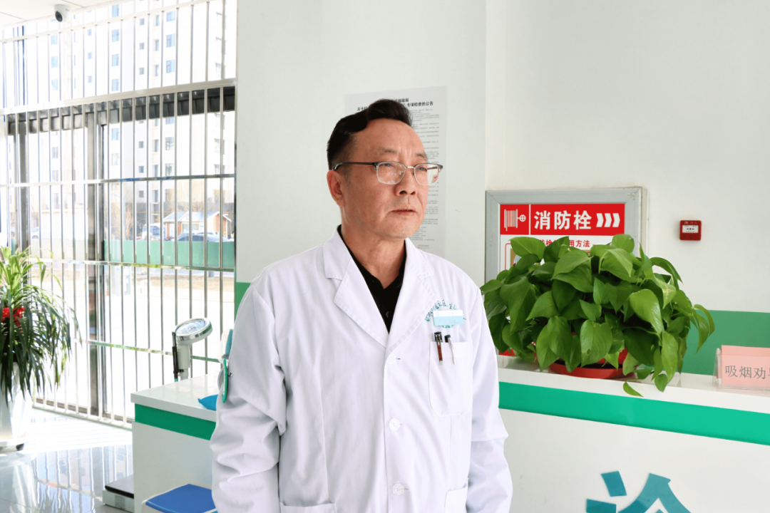 金川区新华路街道社区卫生服务中心主任　王立国