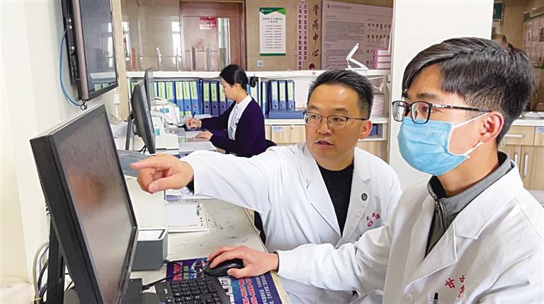 阮玉山在导师薛国忠的指导下学开药方