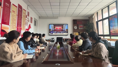 培训学院教师观看两会直播