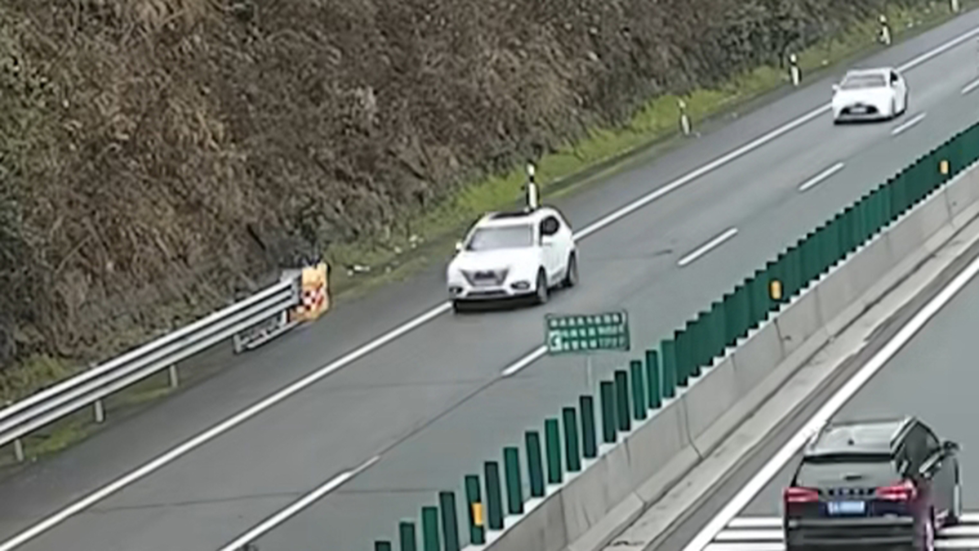 高速发生追尾事故，车辆未靠边，人员没撤离均没报警，结果酿成二次事故