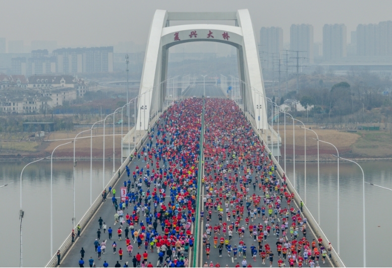 刷新赛会纪录!2025南昌象湖半程马拉松落幕