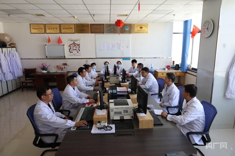 杜志兴与张家川回族自治县第一人民医院的医生进行业务交流（央广网记者　邸文炯　摄）