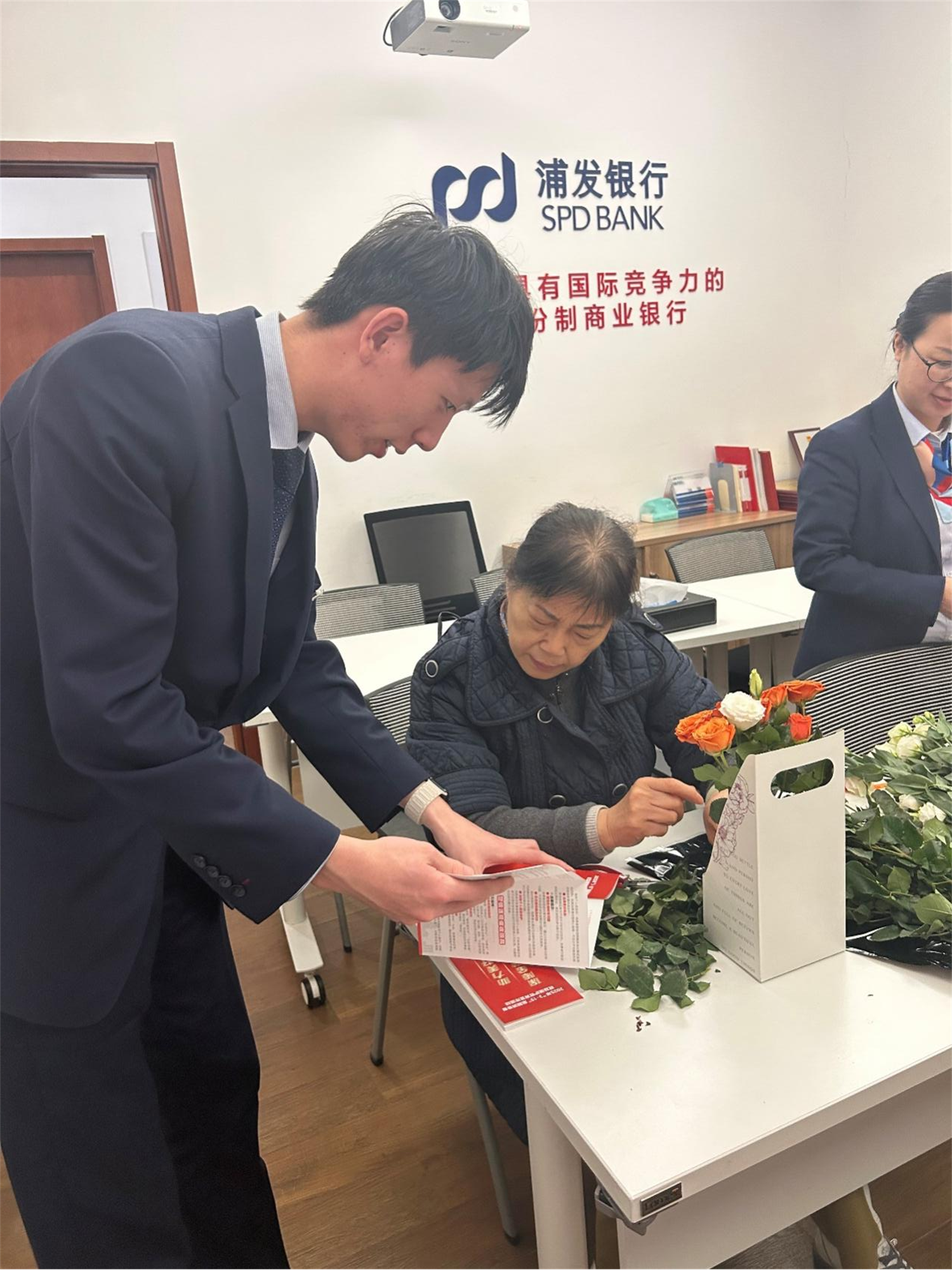 金融守护，共赴美好春日之约——浦发银行宁波东部新城支行开展2025年“3·15”金融消费者权益保护教育宣传活动