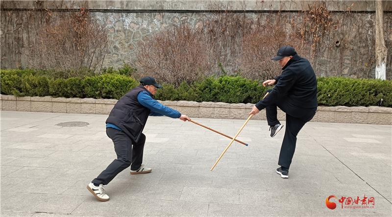 大爷把木棍耍成武器　两代人"遗"脉相承"缠"出江湖地位