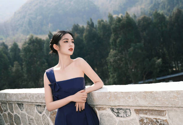 周也侧颜绝美。