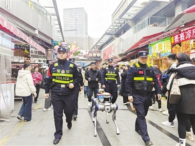 民警们带着机器狗在红谷滩街头巡逻