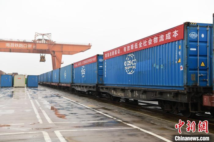 图为南昌国际陆港开行首趟至秘鲁钱凯港的铁海联运外贸班列。李悭 摄