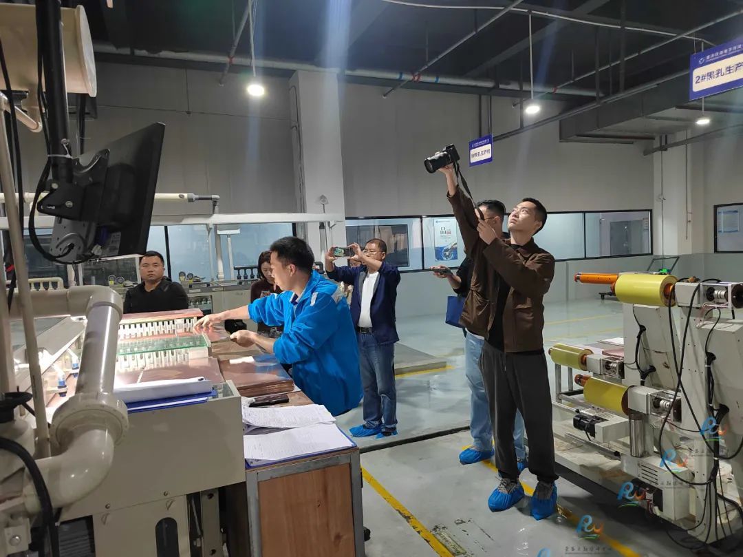 中央、市级主流媒体记者走进荣昌企业(资料图片)