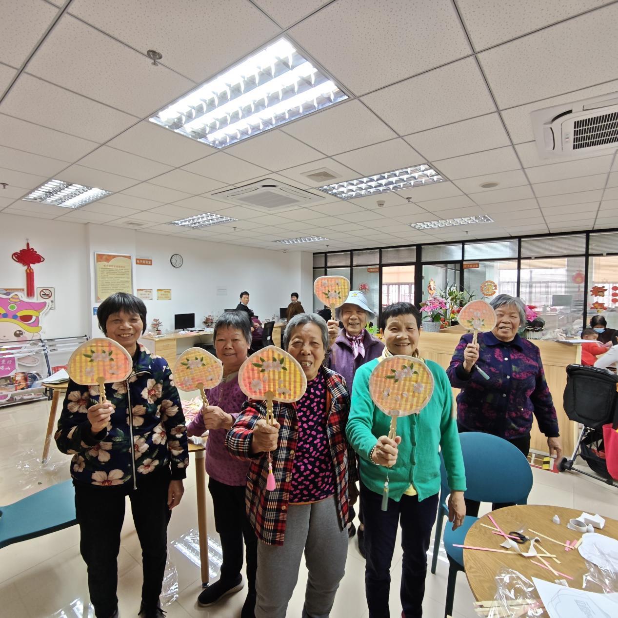 图为:平南社区幸福院为老人们举办各样活动。(平南社区供图)