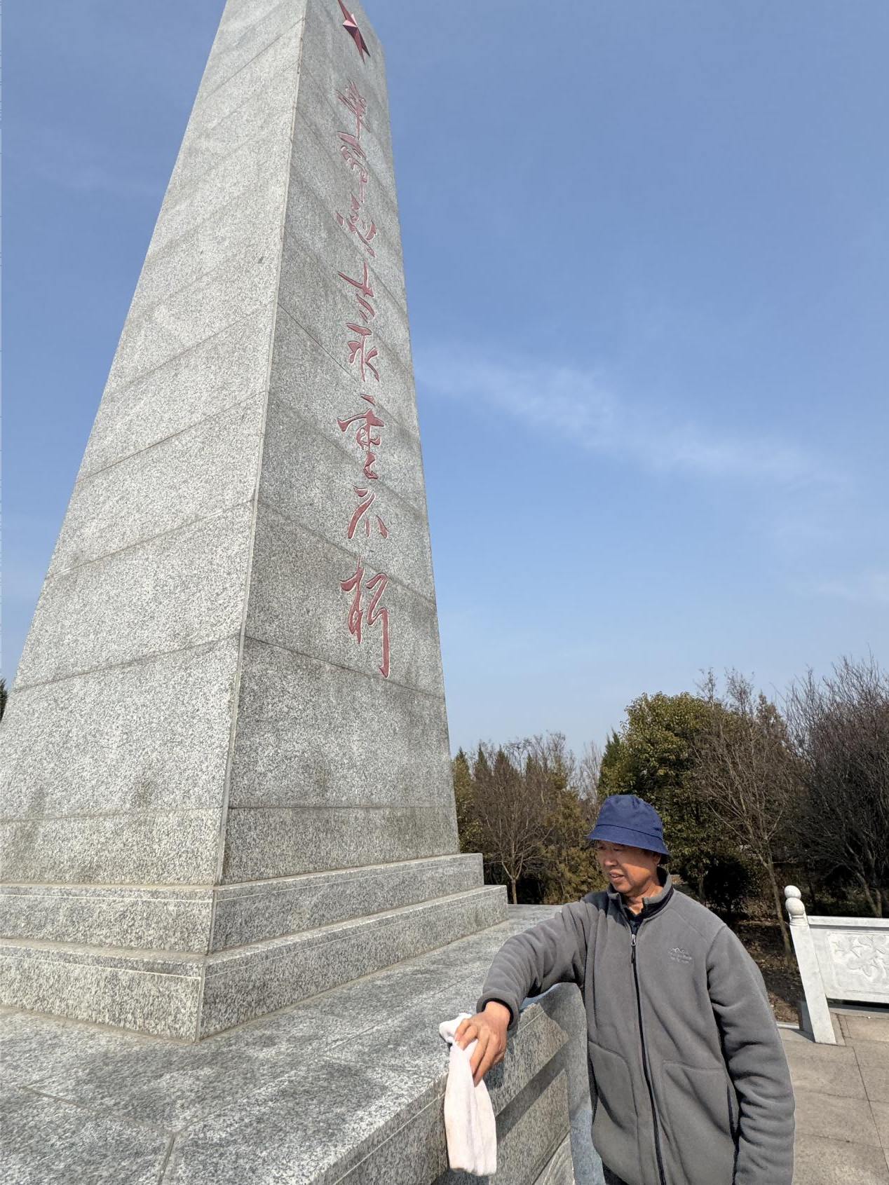 （胡吉怀擦拭纪念碑）