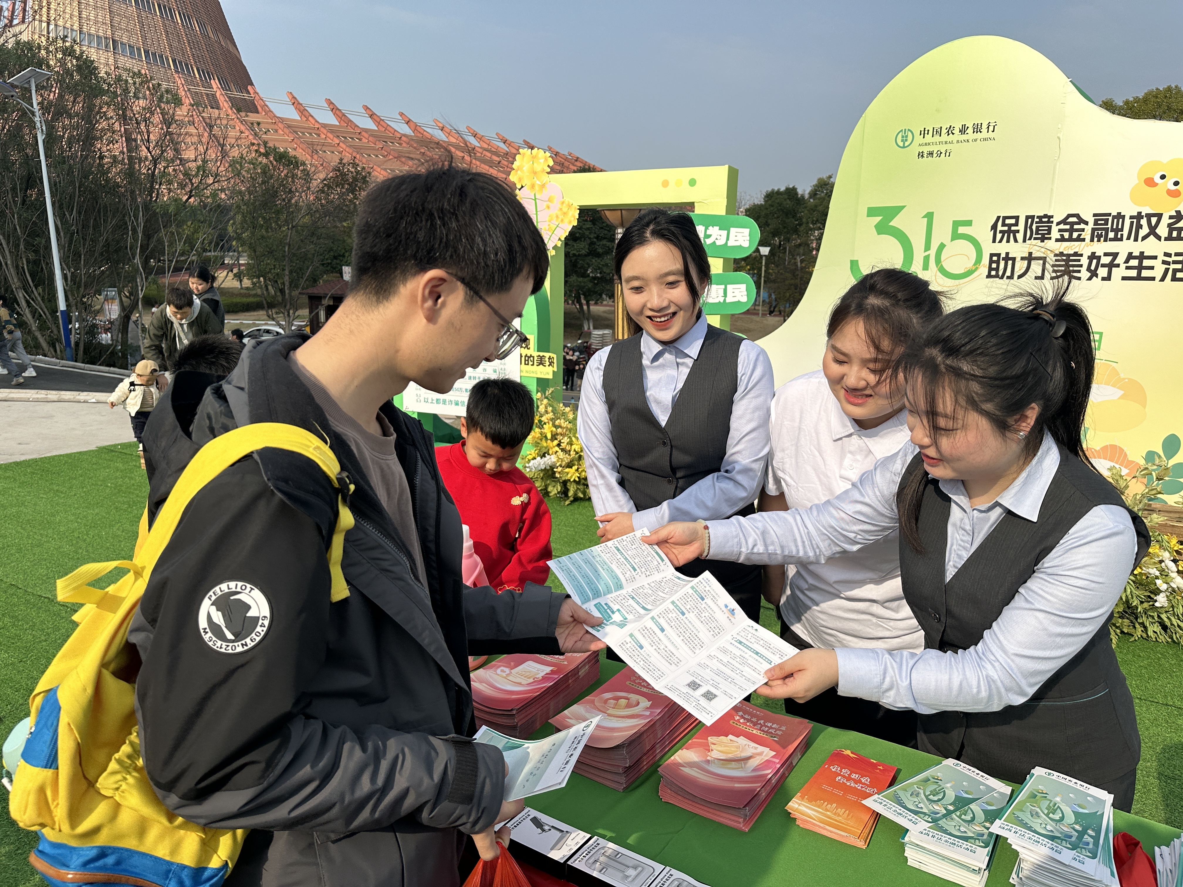 “六助”行动暖三湘|农行湖南分行“助商”行动 精准施策惠商户 消费市场焕新机