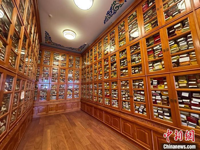 2月28日，修缮后的拉卜楞寺藏经楼内，所藏古籍文献整齐摆放于新书架上。中新社记者　丁思　摄