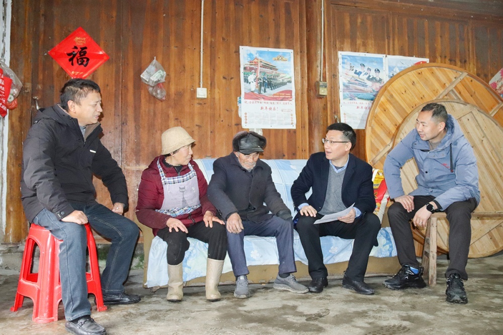 安徽休宁县：带着感情“走” 带着责任“问”