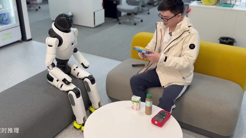 智元机器人发布最新双足人形机器人灵犀X2