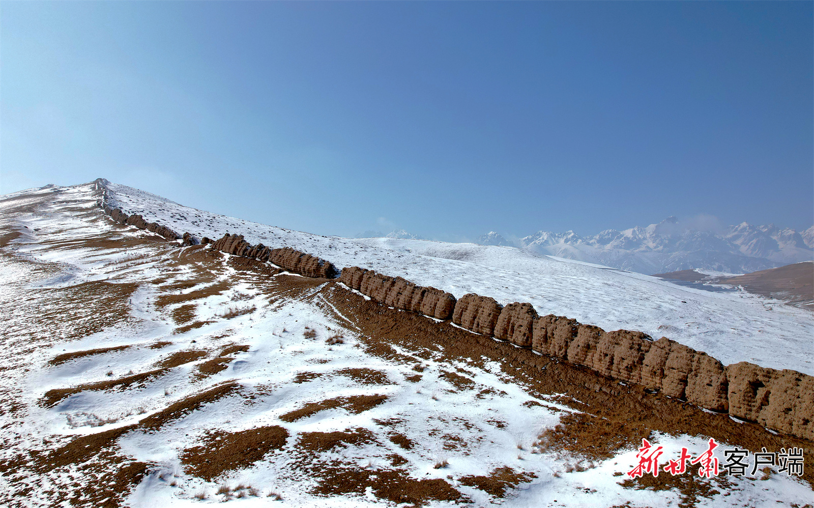 雪后的明长城与马牙雪山相映成景　新甘肃&middot;甘肃日报记者　金奉乾摄