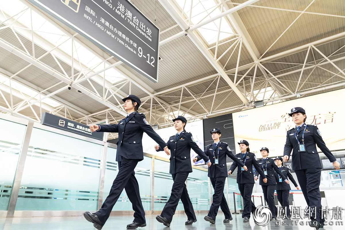 兰州边检站“娘子军”前往执勤现场 靳文斐 摄