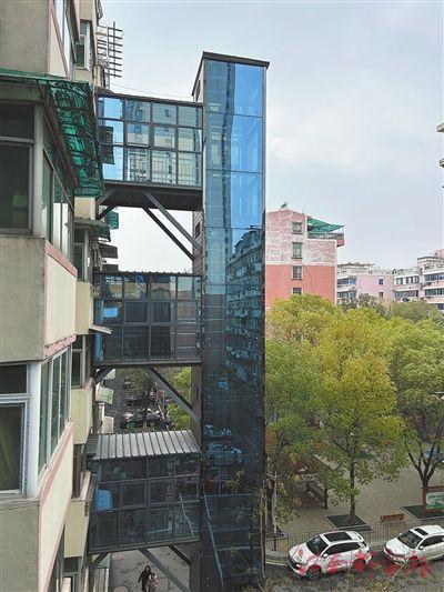 ▲南昌市西湖区桃苑心雨花园已经加装好的电梯。