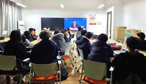 艺术学院学生集中观看全国两会直播