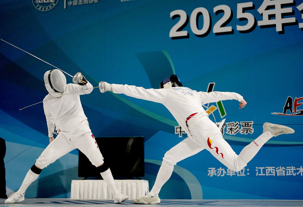 辽宁队张新堃（左）与安徽队庞孟剑瑞在比赛中