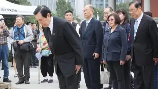 马英九朱立伦向孙中山铜像献花致敬