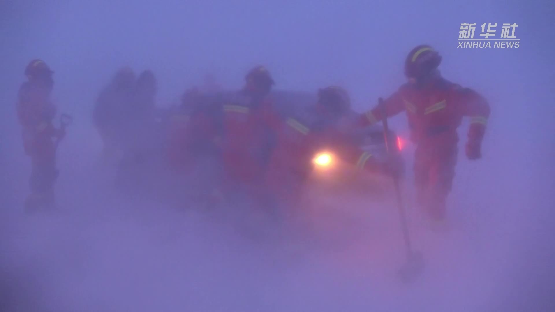 内蒙古：暴风雪肆虐 消防员连夜奋战救援