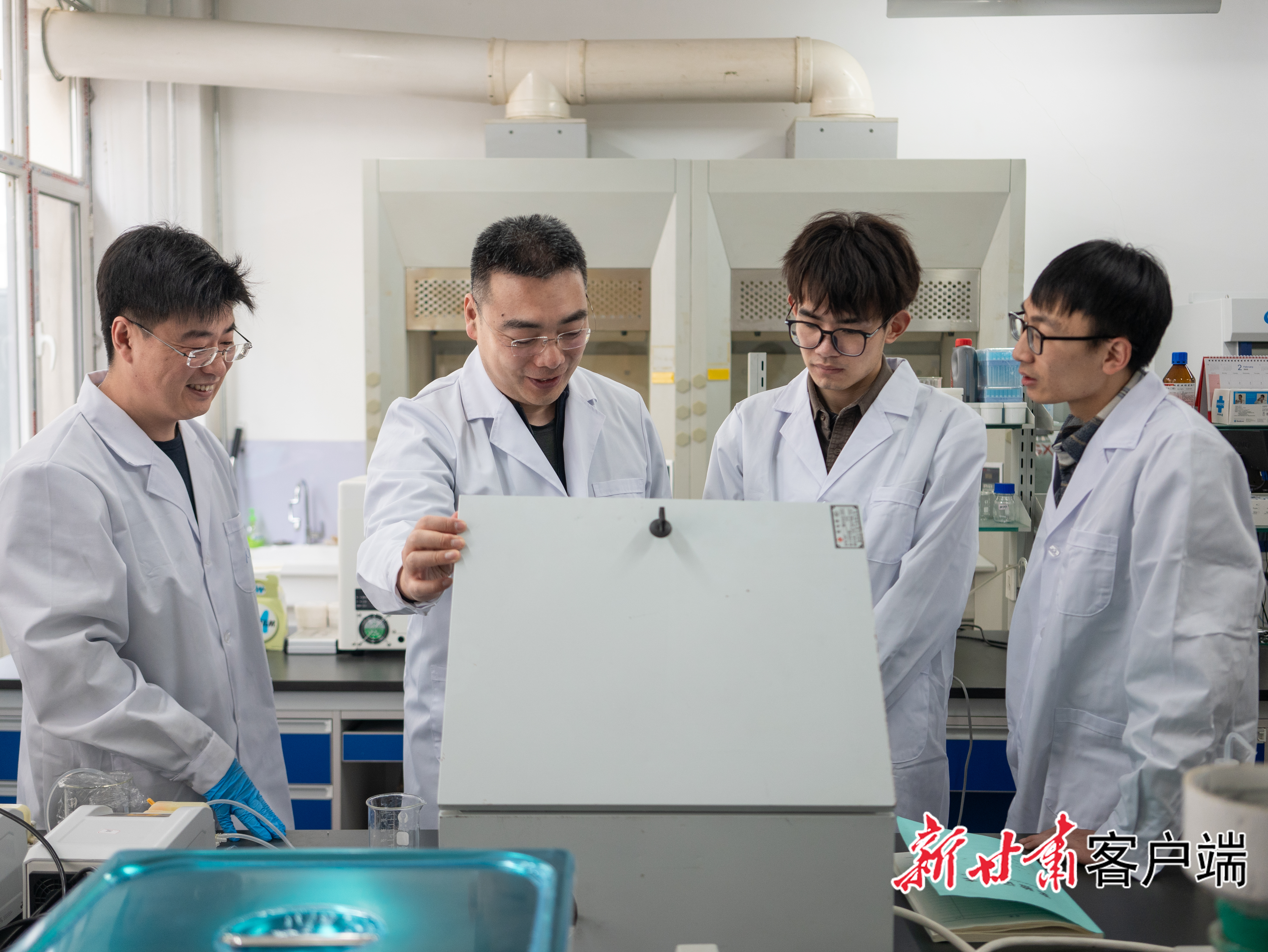 穆晓柯教授和同事、学生一起做实验