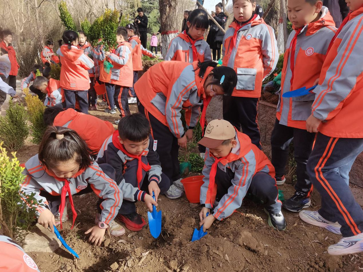 保定：竞秀公园自然学堂护绿忙，“大、中、小”学子共绘绿色园景