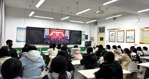 教育学院学生集中观看全国两会直播