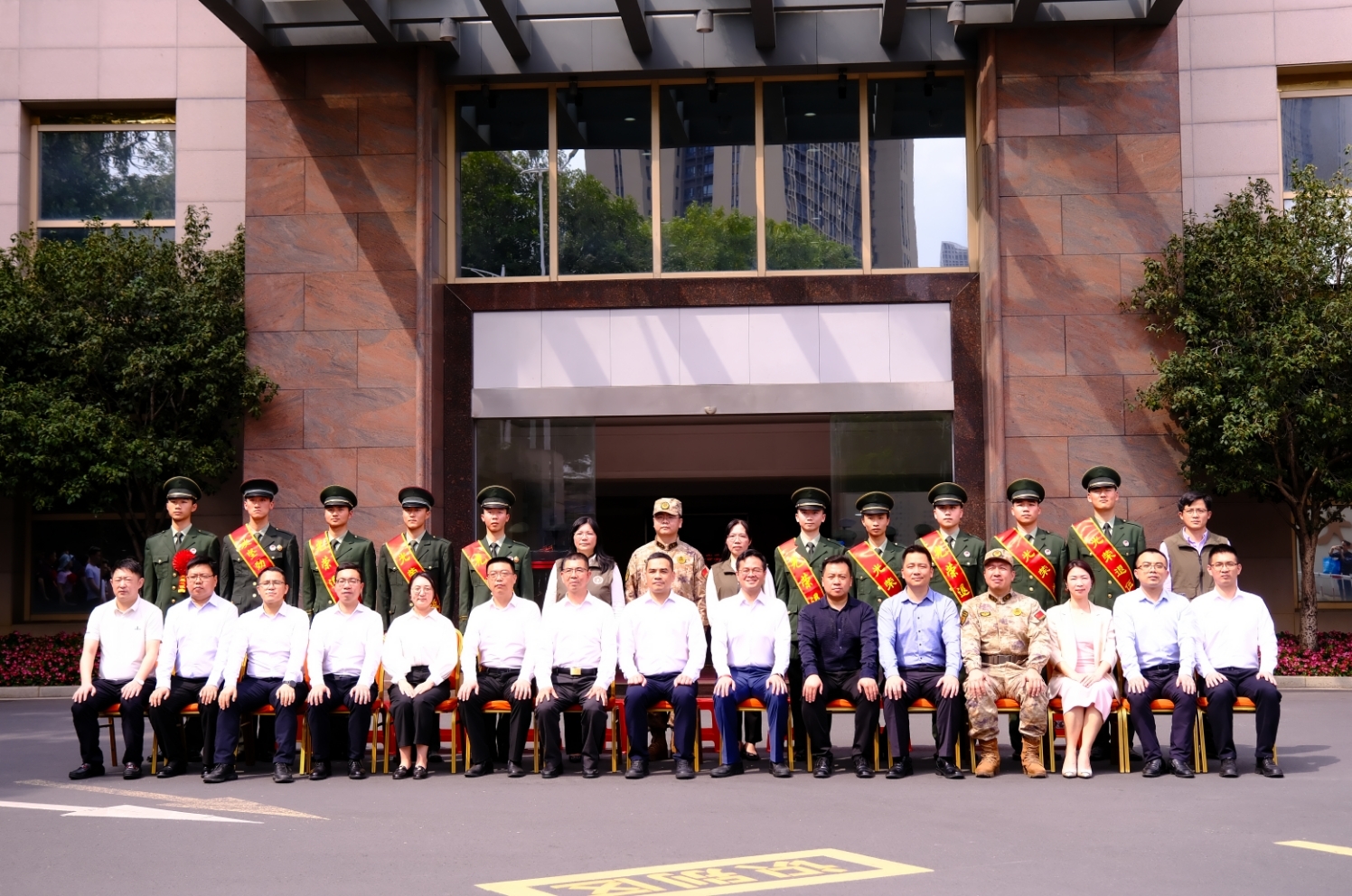 传承红色基因 共筑强军梦想——街道举办2025年上半年新兵欢送大会