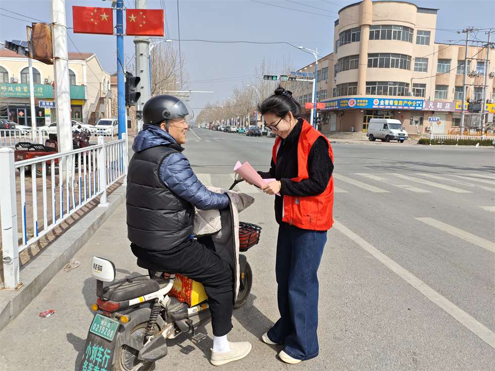 平度市白沙河街道开展“礼让斑马线 文明你我他”主题宣传活动