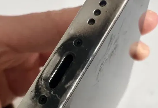 苹果手机充电时爆炸 火星伴着黑烟 客服回应:此前也发生过 需返厂检测