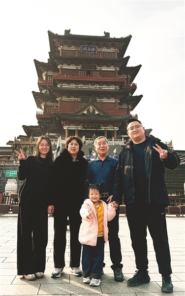 赵沐瑶一家五口游览滕王阁